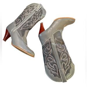 Vtg Capezio Western Gray Heeled Leather Cowboy Boots Womens Size 8.5 Retro Boho